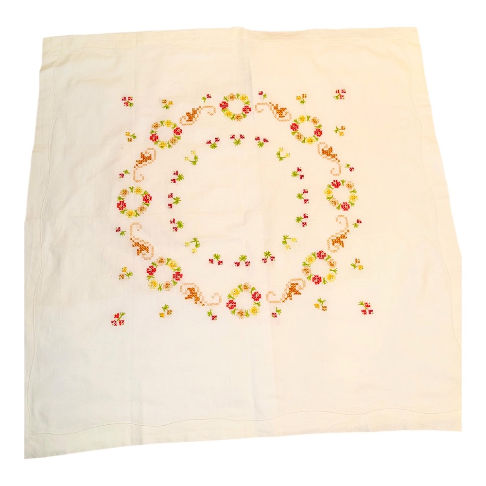 Vintage Hand Embroidered Holiday Wreath Floral White Tablecloth